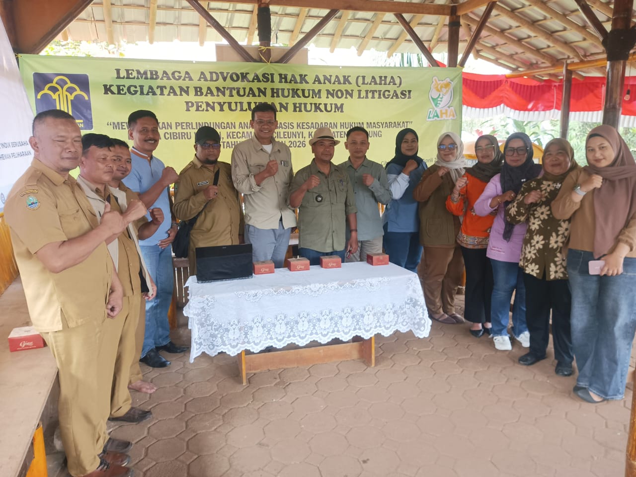 Anak-anak bermain bersama